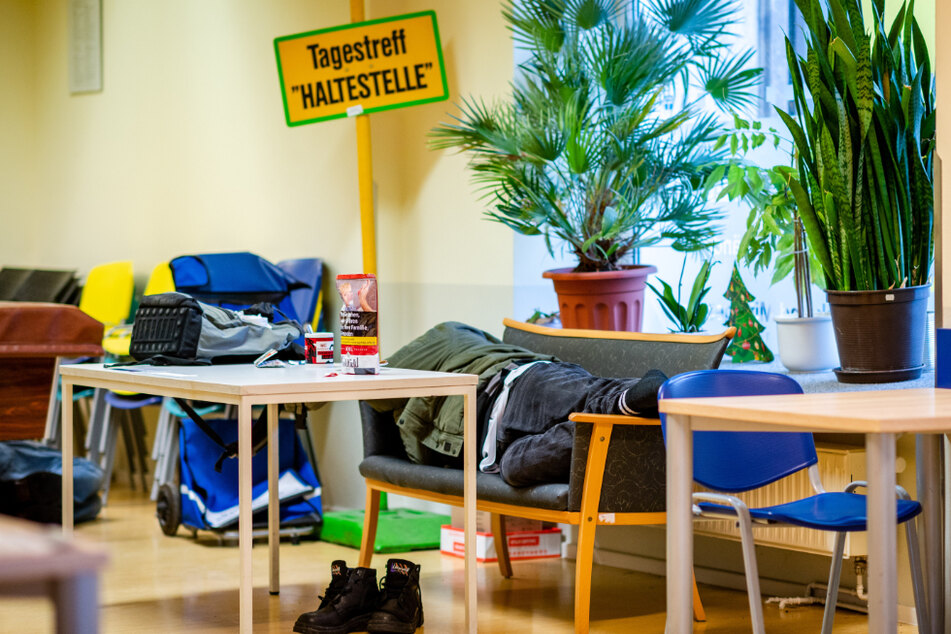 In den Tagestreff "Haltestelle" kommen Obdachlose, um sich vom kalten Winterwetter aufzuwärmen. Zurzeit dürfen nur acht Menschen gleichzeitig hinein.