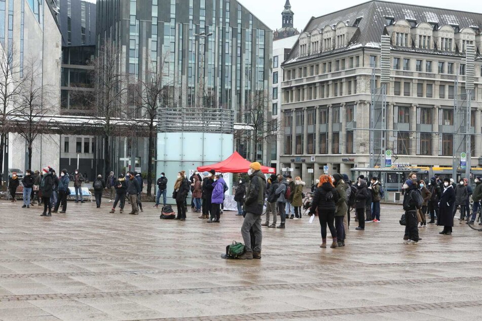 Rund 100 Personen sammelten sich auf dem Augustusplatz.