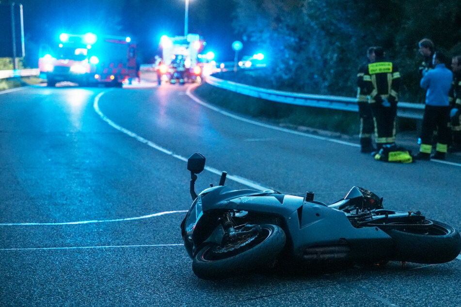Tödlicher Motorrad-Unfall bei Kelkheim-Fischbach am Freitagabend: Die B455 wurde infolge des Crashs vorübergehend voll gesperrt.