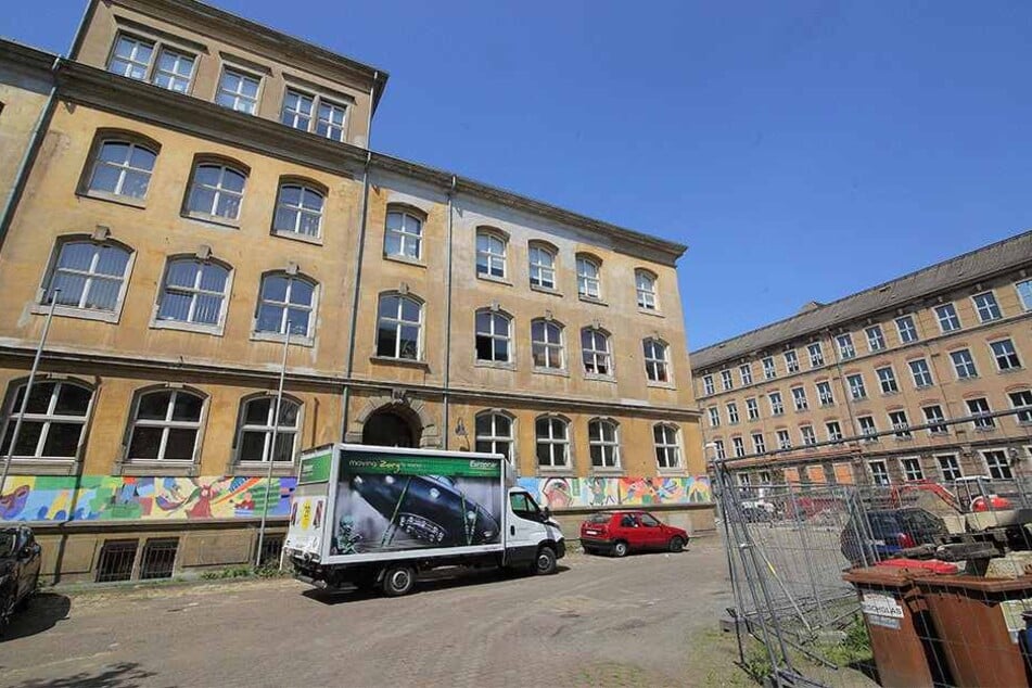 Der Ausweichstandort an der Dreikönigschule in der Neustadt: Eine Umzugsfirma half den Grundschülern gestern bei ihrem zweiten Umzug innerhalb eines Monats.