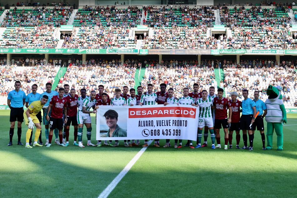 In den Farben getrennt, in der Sache vereint: Die Spieler vom FC Córdoba und Mérida AD bitten um Unterstützung bei der Suche nach dem Jungen.