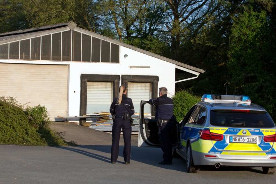 Die Polizei und das Landeskriminalamt ermitteln nun in der Lagerhalle.