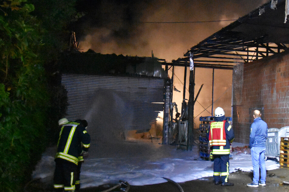 Lagerhalle bei Feuer vollständig zerstört: Hunderttausende Euro Schaden!