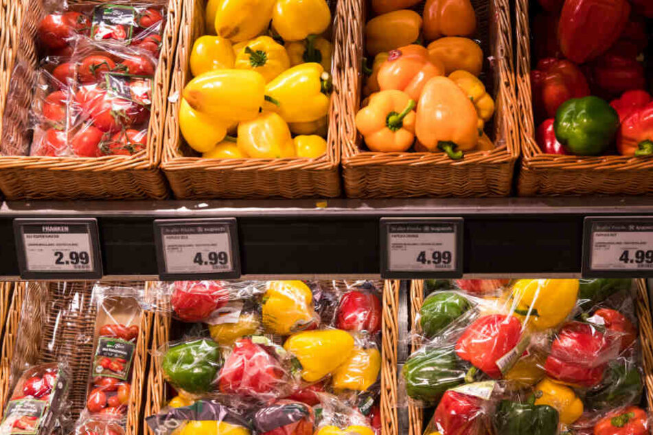 Obst und Gemüse liegen unverpackt oder in Plastik eingehüllt in den Fächern.