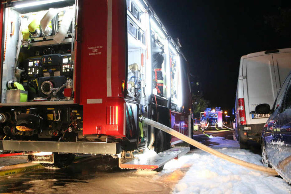 Ein Feuerwehrwagen samt Löschwasser am Einsatzort.