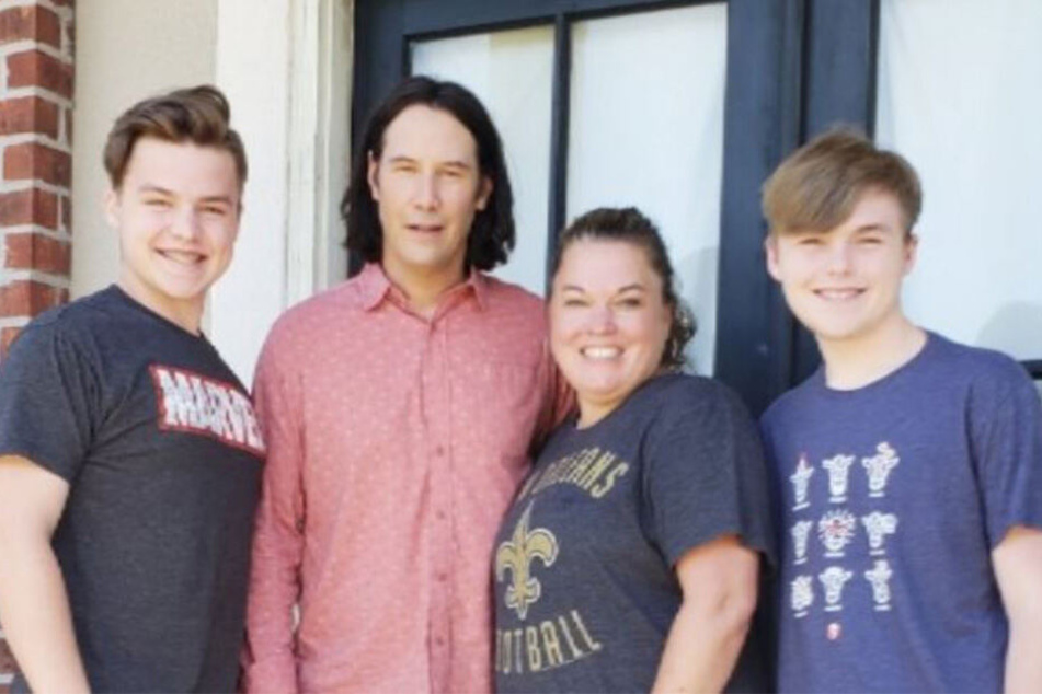 Stacey und ihre Söhne strahlen mit Keanu Reeves (54) um die Wette.
