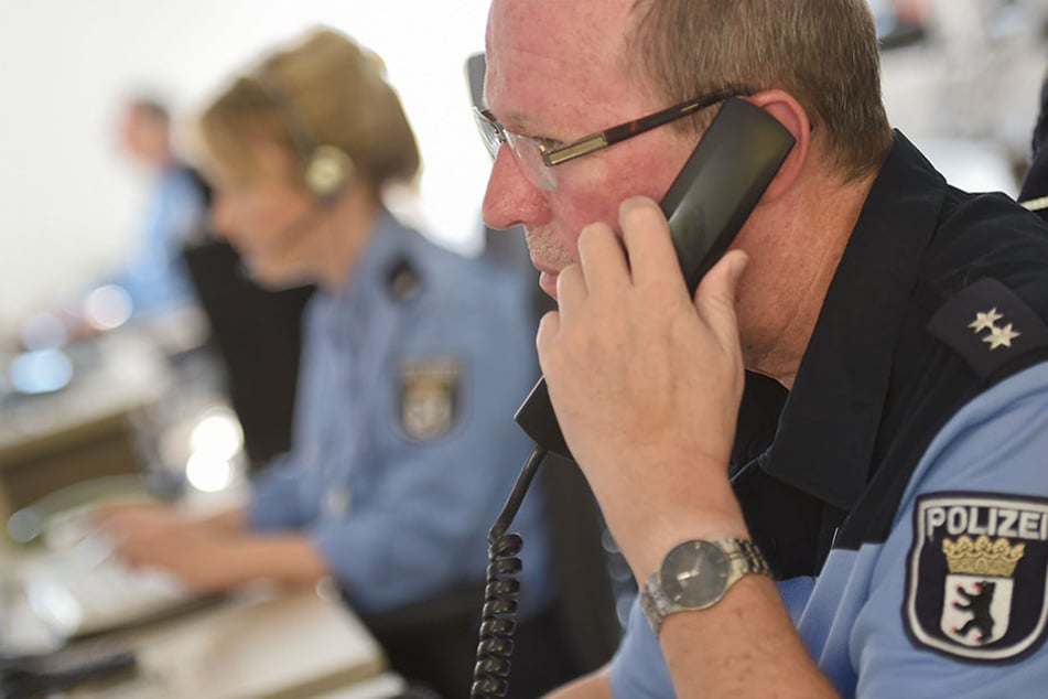 Mitarbeiter der Polizei sitzen in der Einsatzzentrale der Berliner Polizei. Hier werden sämtliche 110-Notrufe der Berlinerinnen und Berliner angenommen und alle Funkwagen der Stadt gesteuert.