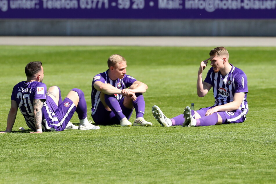 Ob Steve Breitkreuz (29, r.) gerade mit Florian Krüger (22, M.) über seine mögliche Ablösesummer spricht? Fakt ist, wenn "Flo" wechselt, spielt keiner dieses Trios mehr in Aue. Breitkreuz und Calogero Rizzuto mussten gehen, Krüger wird verkauft.