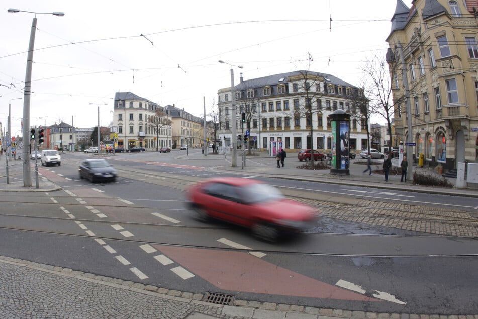 Dresden: Beiß-Attacke auf Polizisten! Radfahrerin wird zur Rede gestellt und rastet aus