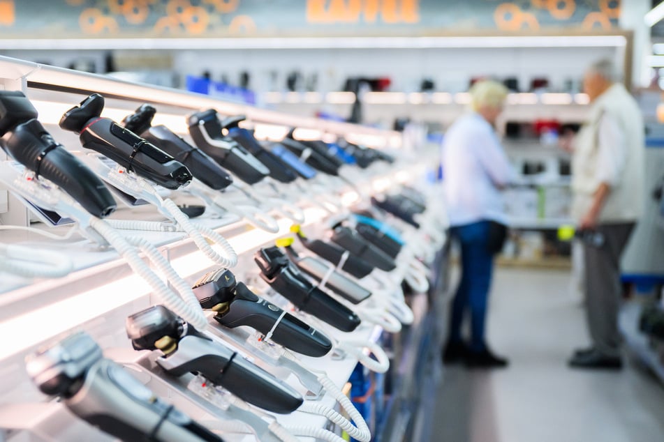 Neben dem Rasierergebnis spielen auch Sicherheit und Hautverträglichkeit bei der Wahl eines elektrischen Rasierers eine Rolle.