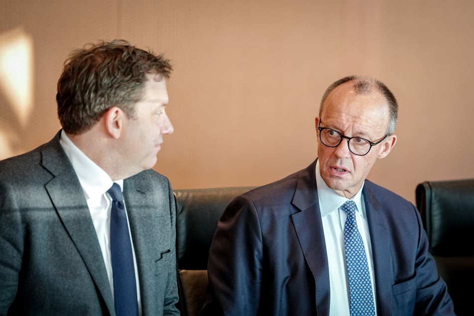 Bundeskanzler Friedrich Merz (70, CDU, r.) und Finanzminister Lars Klingbeil (47, SPD) kommen in der Umfrage weniger gut weg.