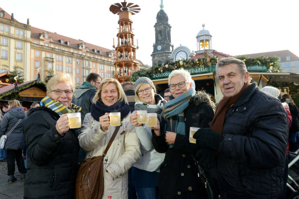 Diese Reisegruppe lässt sich „Wackerbarth’s Weiß &amp; Heiß“ schmecken - 
kreiert nach dem vermutlich ältesten Glühweinrezept Deutschlands.