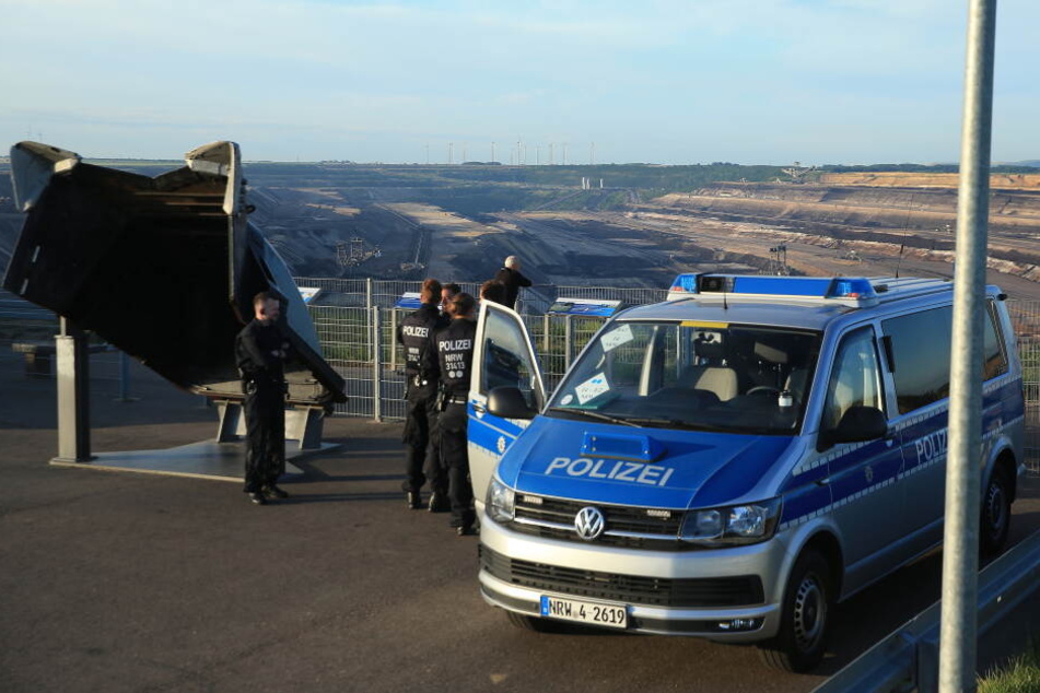 Tagebau Hambach: Aktivisten besetzen erneut Braunkohle-Bagger, 7 Frauen verhaftet