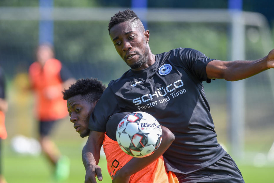 Prince Osei Owusu (r.) macht nicht nur im Training einen guten Eindruck.