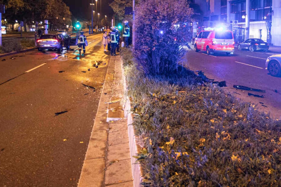 Das Auto steht nach dem Unfall auf der Straße in Stuttgart.
