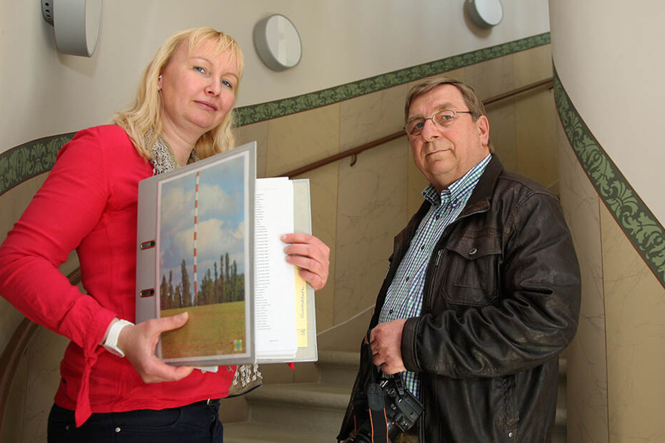 Sabine Neumann und Jürgen Juhrig machen sich mit einem Förderverein für den Erhalt des Funkmastes stark.