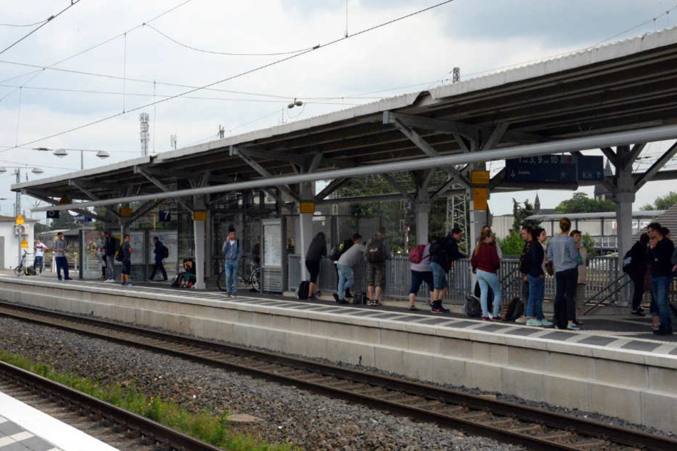 Fahrgäste stehen ratlos an den Gleisen.