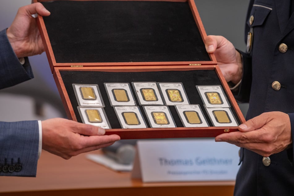 Diese zehn Goldbarren müssen jetzt noch auf Echtheit geprüft werden.