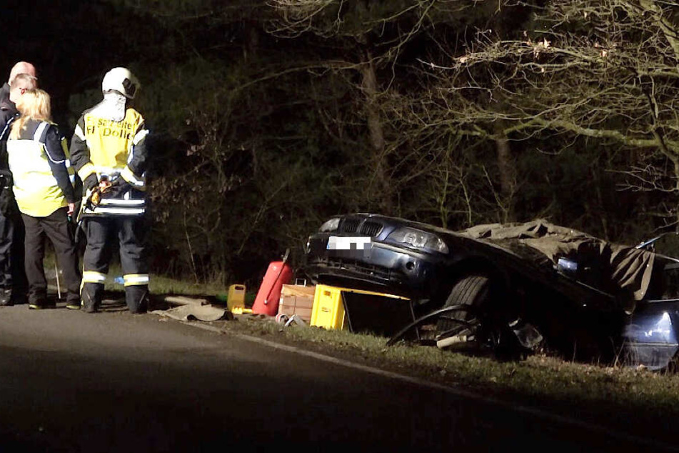 Der BMW prallte gegen einen Baum, für den Fahrer kam jede Hilfe zu spät.