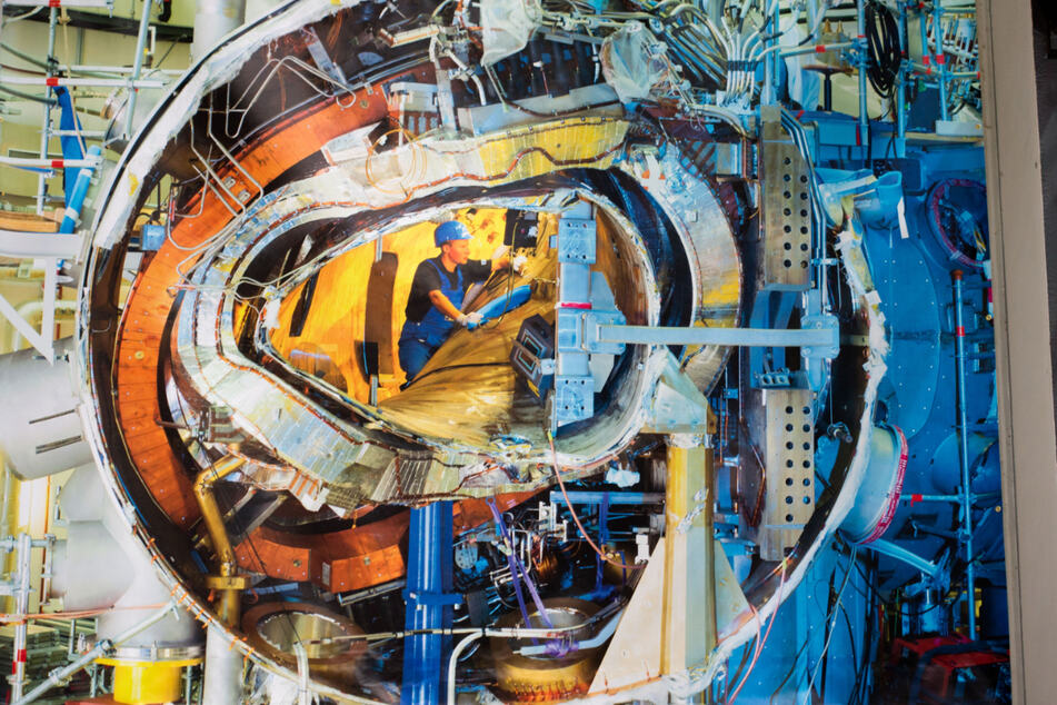 Monteure und Techniker bei Arbeiten an dem 725 Tonnen schweren, ringförmigen Plasmagefäß für das Kernfusionsexperiment Wendelstein 7-X im Max-Planck-Instituts für Plasmaphysik in Greifswald.