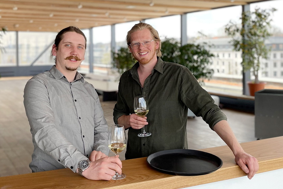 Oliver Renz (32, l.) und Fritz Tuffner (30) haben das Oberdeck Chemnitz als neue Betreiber übernommen und wollen den Namen behalten.