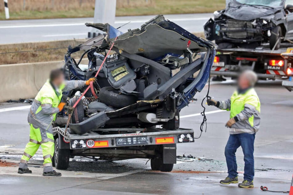 Auto mit Anhänger auf A4 verunglückt: Frau schwer verletzt, Hund tot