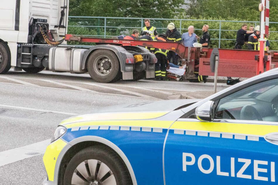 Die Rettungskräfte kümmern sich um die verletzte Radfahrerin.