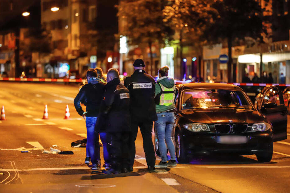Polizeibeamte und Kriminaltechniker stehen am Tatort in Wuppertal.