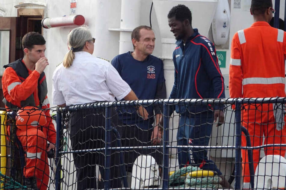 Ein Migrant geht von Bord des Rettungsschiffs.