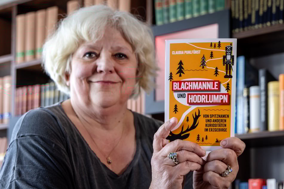 Nach monatelanger Recherche hält Autorin Claudia Puhlfürst (62) ihr Buch "Blachmannle und Hoderlumpen" in den Händen.