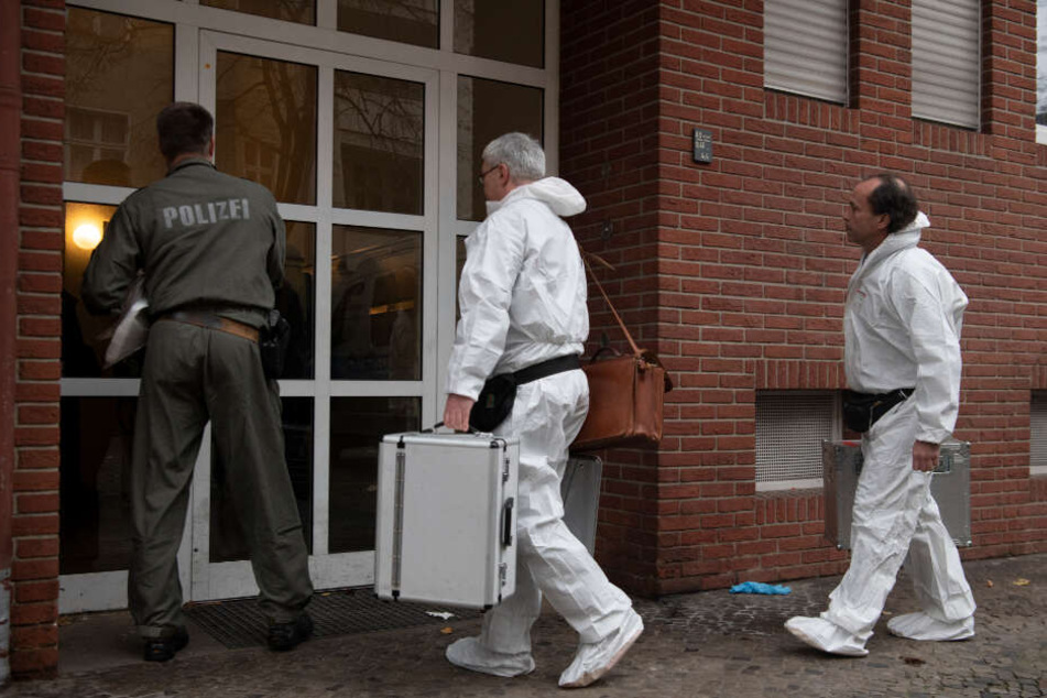 Kriminaltechniker der Polizei gehen in ein Berliner Wohnhaus. (Symbolbild)