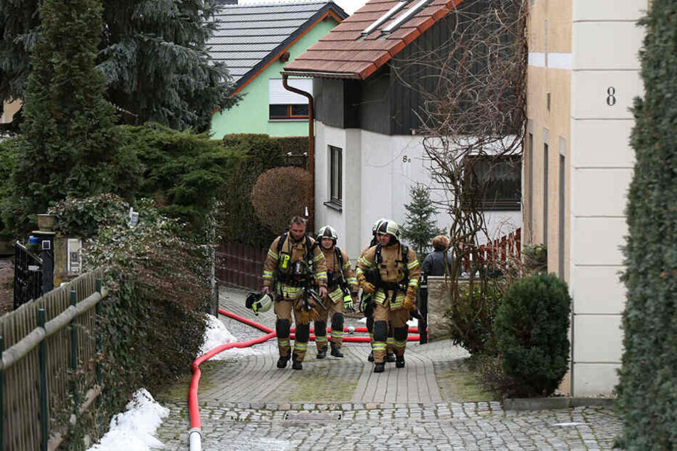 Die Kameraden der Freiwilligen Feuerwehr Freital konnten ein Übergreifen der Flammen auf das Dach verhindern.