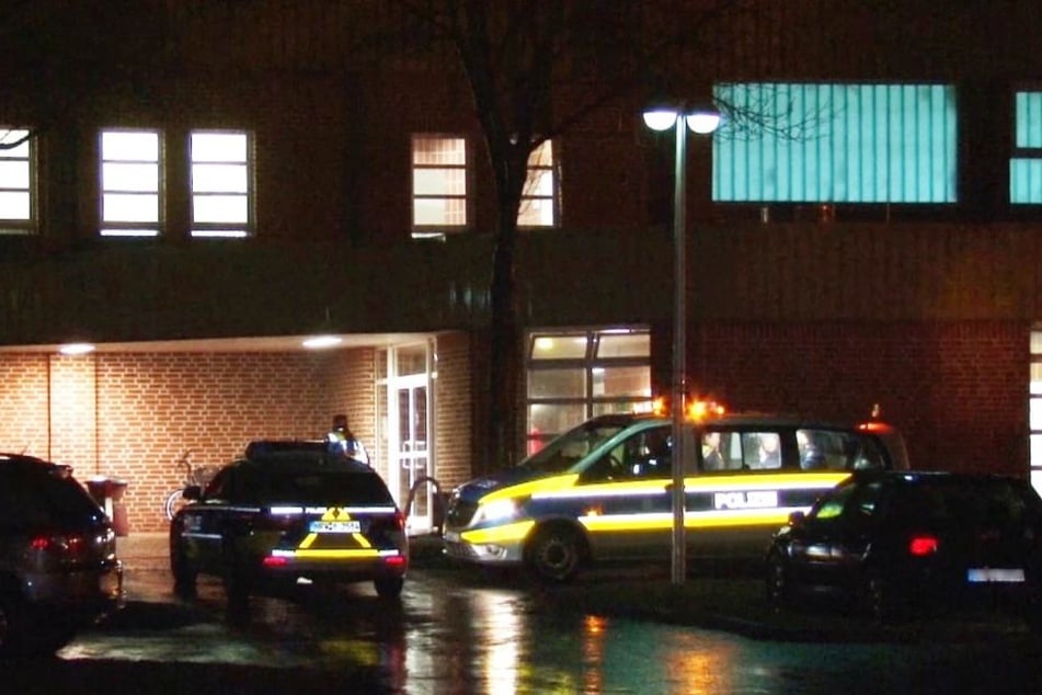 Auch vor der Turnhalle ging die Polizei in Stellung.