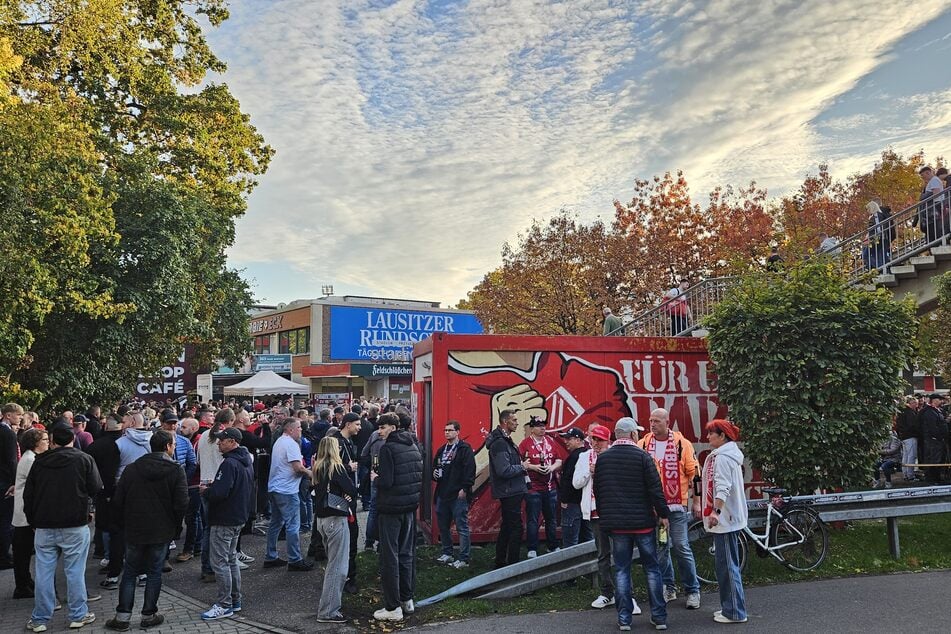 Buntes Treiben auf dem Stadionvorplatz gut eine Stunde vor dem Spiel.