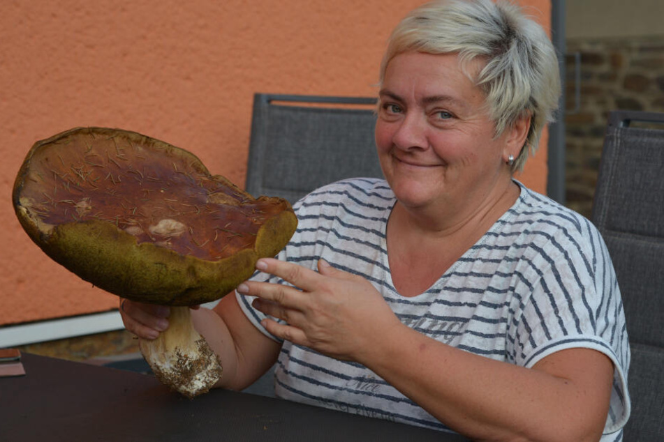 Heike Kirchner (52) zeigt ihren 32-cm-Butterpilz.