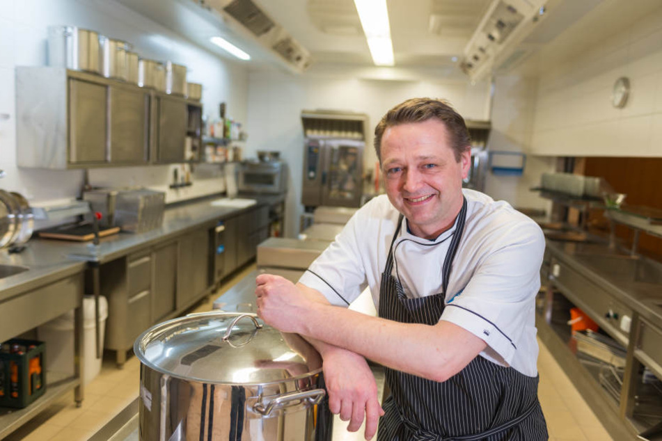 Im Mittagsrestaurant der Begegnungsstätte bekocht Küchenleiter Göran Kroß seine Gäste.