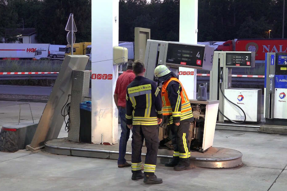 Die Feuerwehr untersucht die immens beschädigte Zapfsäule.