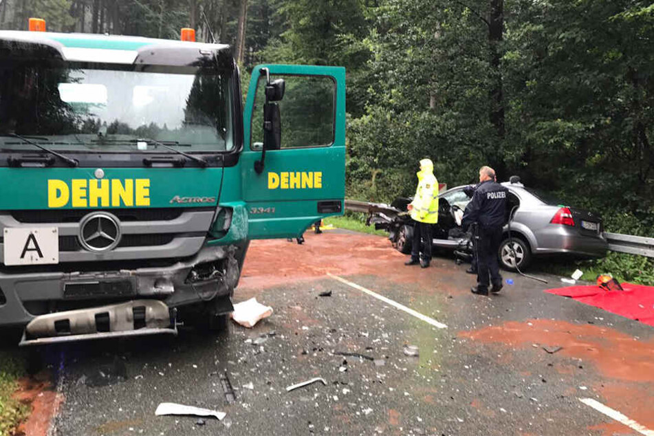 Der Müllwagen und der Mercedes krachten ineinander.