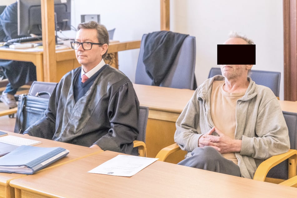 Michael O. (60, r.) muss sich seit Freitag wegen Totschlags vor dem Landgericht Leipzig verantworten.