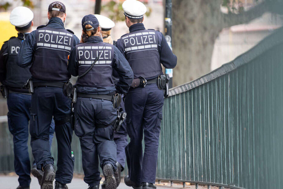 Die Polizei überwältigte den Mann und brachte ihn zu Boden. (Symbolbild)