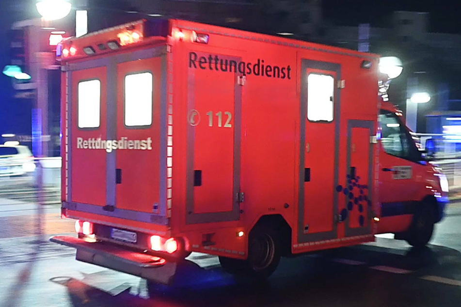 Die schwer verletzten Männer sind vom Rettungsdienst in umliegende Krankenhäuser gebracht worden. (Symbolfoto)