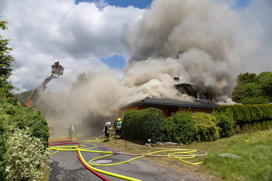 Ein verheerendes Feuer wütete am Sonntag in einem Wohnhaus an der Schopfenstraße in Suhl.