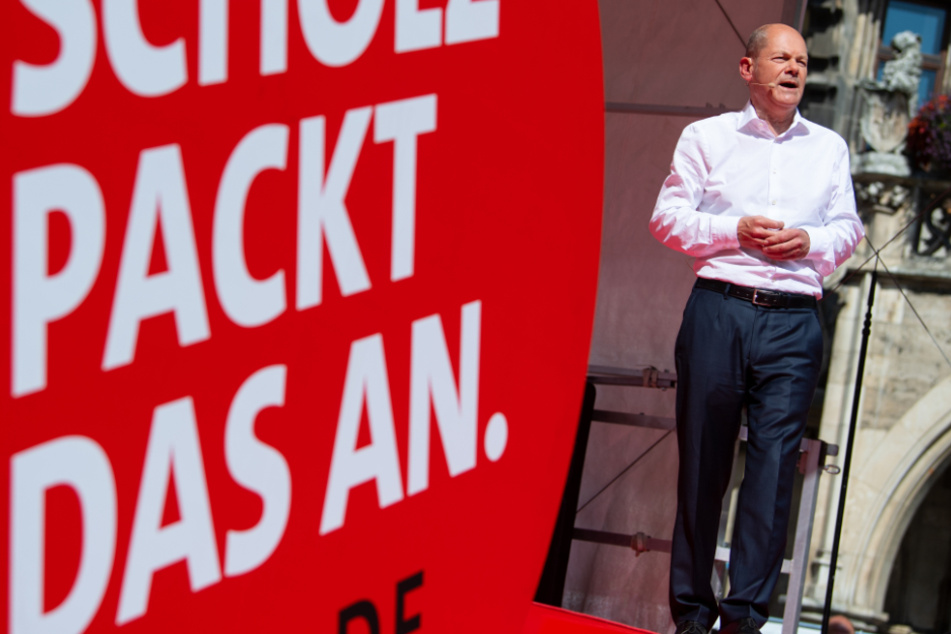 Olaf Scholz (63), Kanzlerkandidat der SPD und Bundesfinanzminister, nimmt an einem Wahlkampftermin auf dem Marienplatz teil.