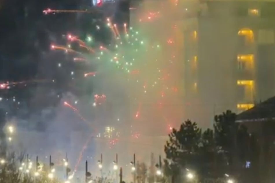 Pyro-Attacke auf Hotel! Was es mit dieser Aktion auf sich hat