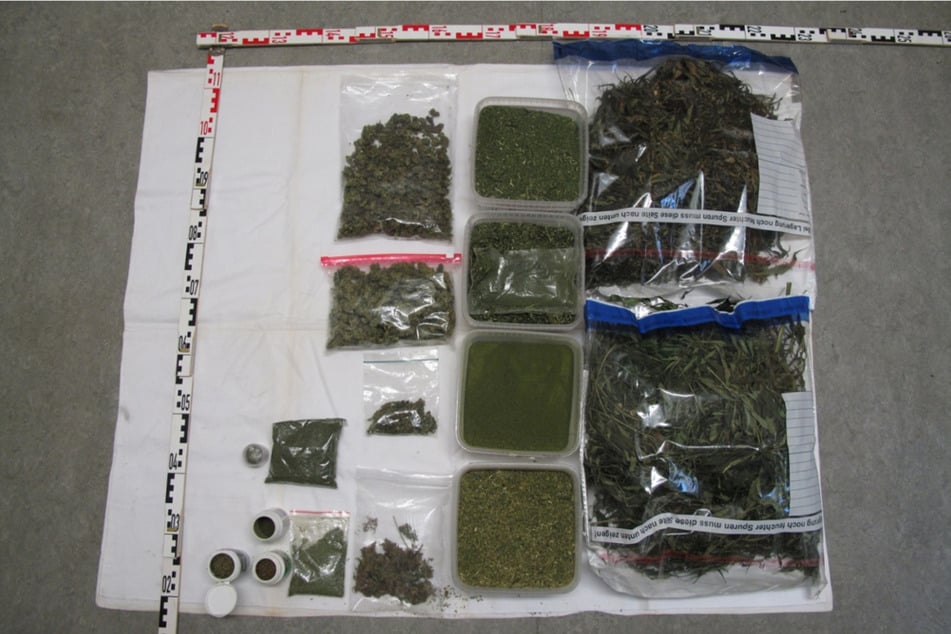 Insgesamt 2,5 Kilogramm Marihuana wurde im Zuge der Durchsuchungsmaßnahmen sichergestellt.