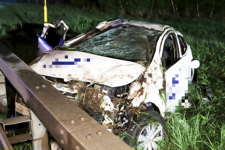 Das Pflegedienst-Auto wurde von dem Lkw voll erwischt, überschlug sich in der Folge und blieb im Seitenstreifen liegen.