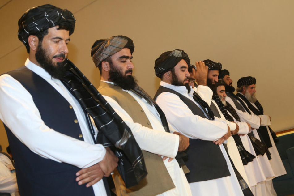 Doha: Afghanistans Taliban-Delegation betet vor der Unterzeichnung des Abkommens zwischen Taliban und den USA. Die militant-islamistischen Taliban wollen an diesem Samstag keine Angriffe in Afghanistan durchführen.