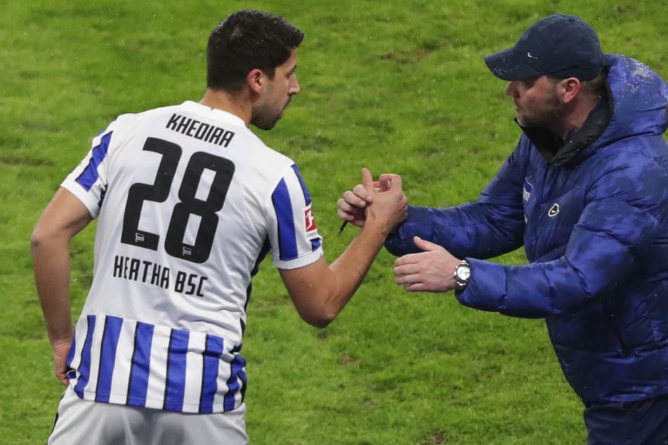 Hertha-Coach Pal Dardai (44, r.) will im dritten Anlauf nach seiner Rückkehr auf die Trainerbank im Spiel beim VfB Stuttgart erstmals punkten und könnte dabei Rückkehrer Sami Khedira (33) zu seinem 100. Bundesligaspiel verhelfen.
