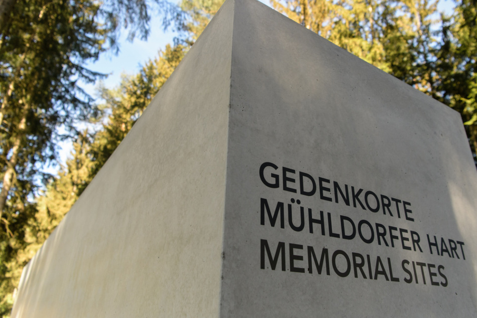An der KZ-Gedenkstätte bei Waldkraiburg wurden Gedenktafeln und Ausstellungsgegenstände beschmiert.