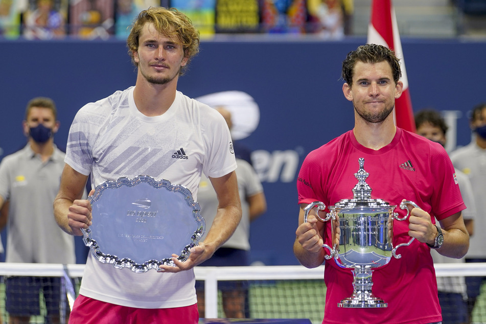 Dominic Thiem (27, r.) und Alexander Zverev (23) halten nach dem Spiel jeweils ihre Trophäe in den Händen.